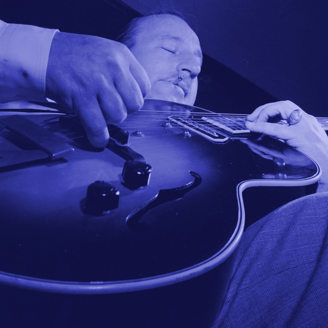 Jazz performer, rendered in the ApproachNote blue duotone