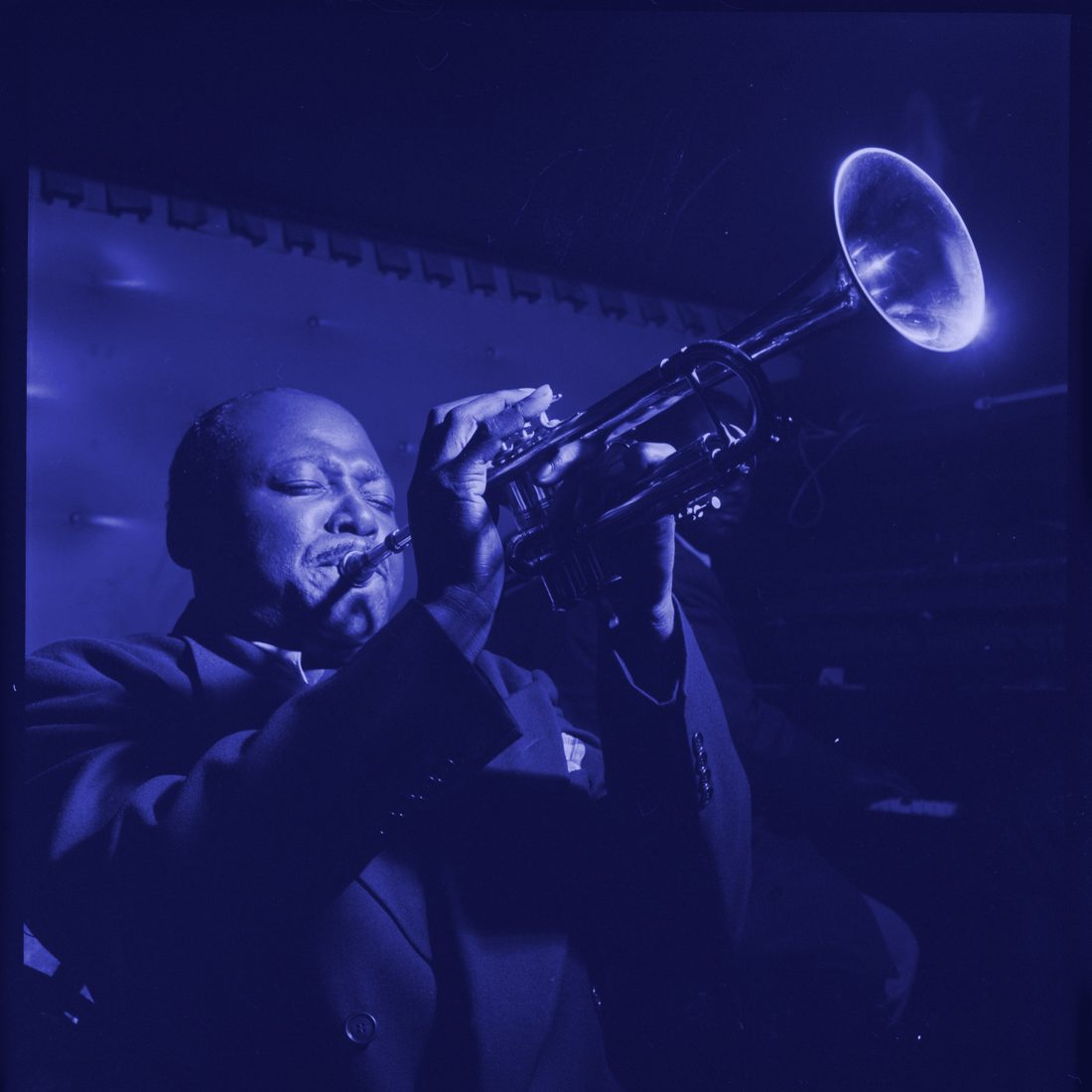 Jazz performer, rendered in the ApproachNote blue duotone