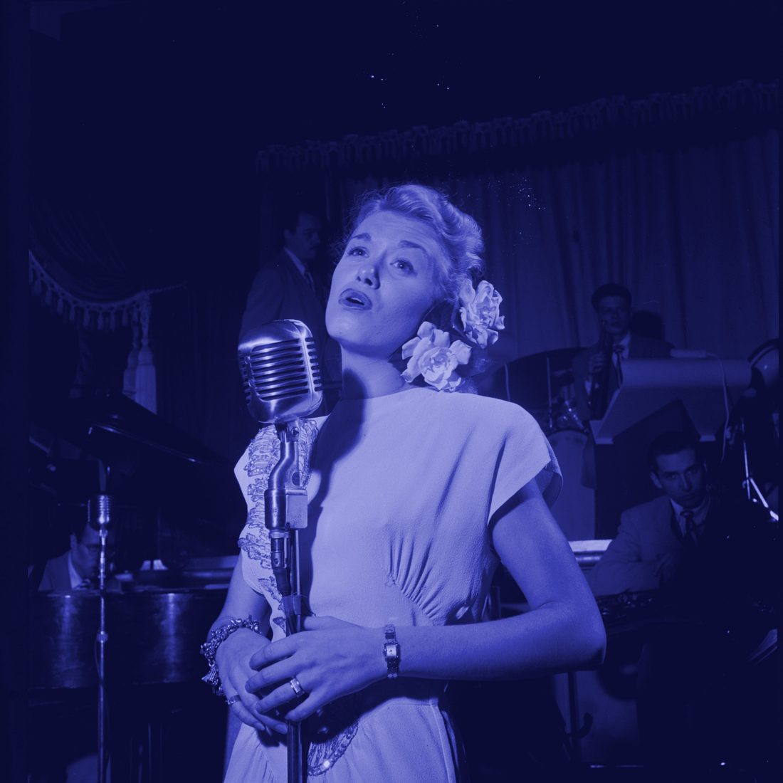 Jazz performer, rendered in the ApproachNote blue duotone